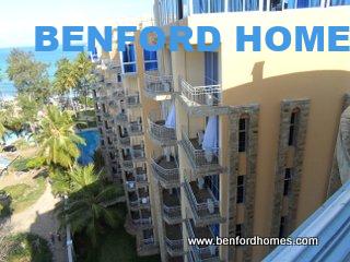 Beachside 2BR Benford Homes Modern Apartment: Pool, Private Beach Access, Panoramic Sea Views in North Coast