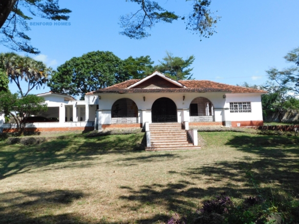The 4 bedroom bungalow has a main house and 2 bedroom guest wing in a secure compound with a perimeter wall fence| Benford Homes