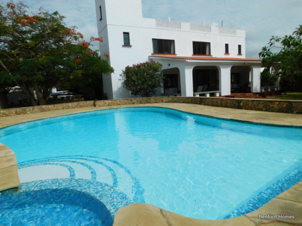 Swimming pool in the 4 bedroom apartment on sale in Shanzu | Benford Homes properties